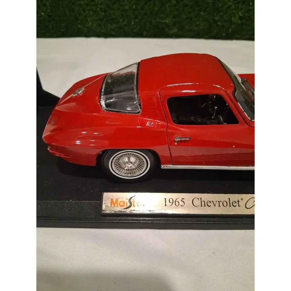Maisto 1965 Chevrolet Corvette Sting Ray Coupe 1/18 Diecast Car Red With Base
